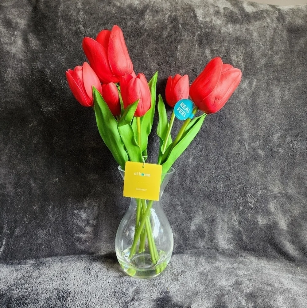 NWT spring summer Red Real Feel Tulip Arrangement in Glass Pot/ vase, home decor